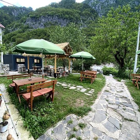 Guesthouse Kujtimi テス エクステリア 写真