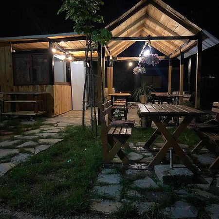 Guesthouse Kujtimi テス エクステリア 写真
