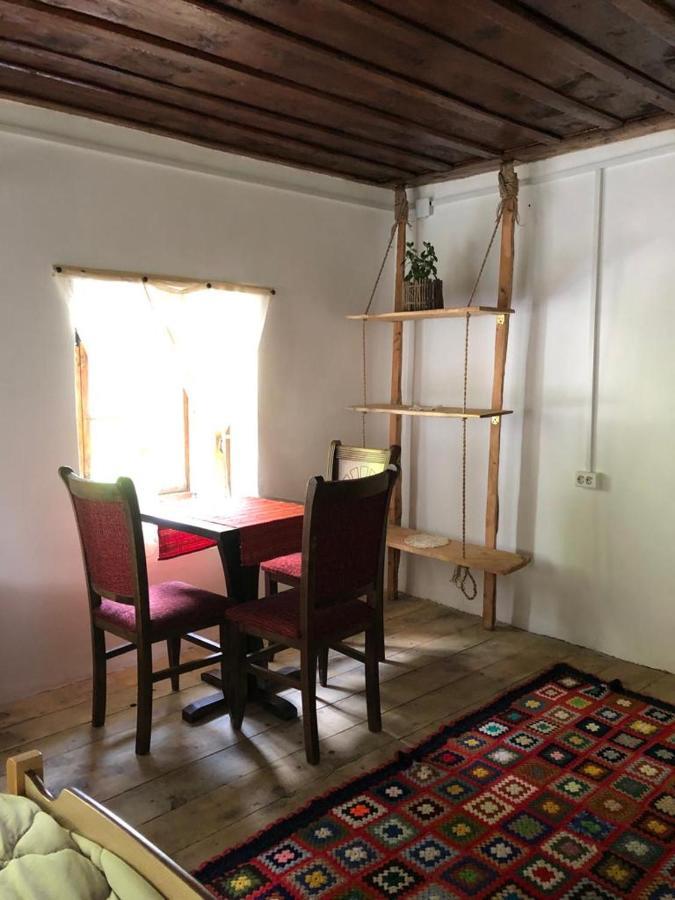 Guesthouse Kujtimi テス エクステリア 写真