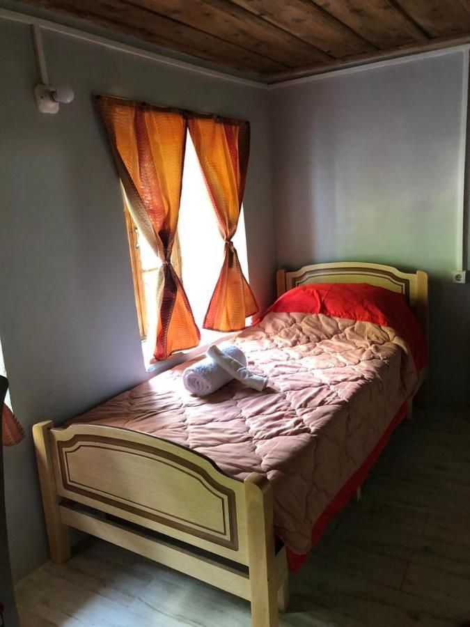 Guesthouse Kujtimi テス エクステリア 写真