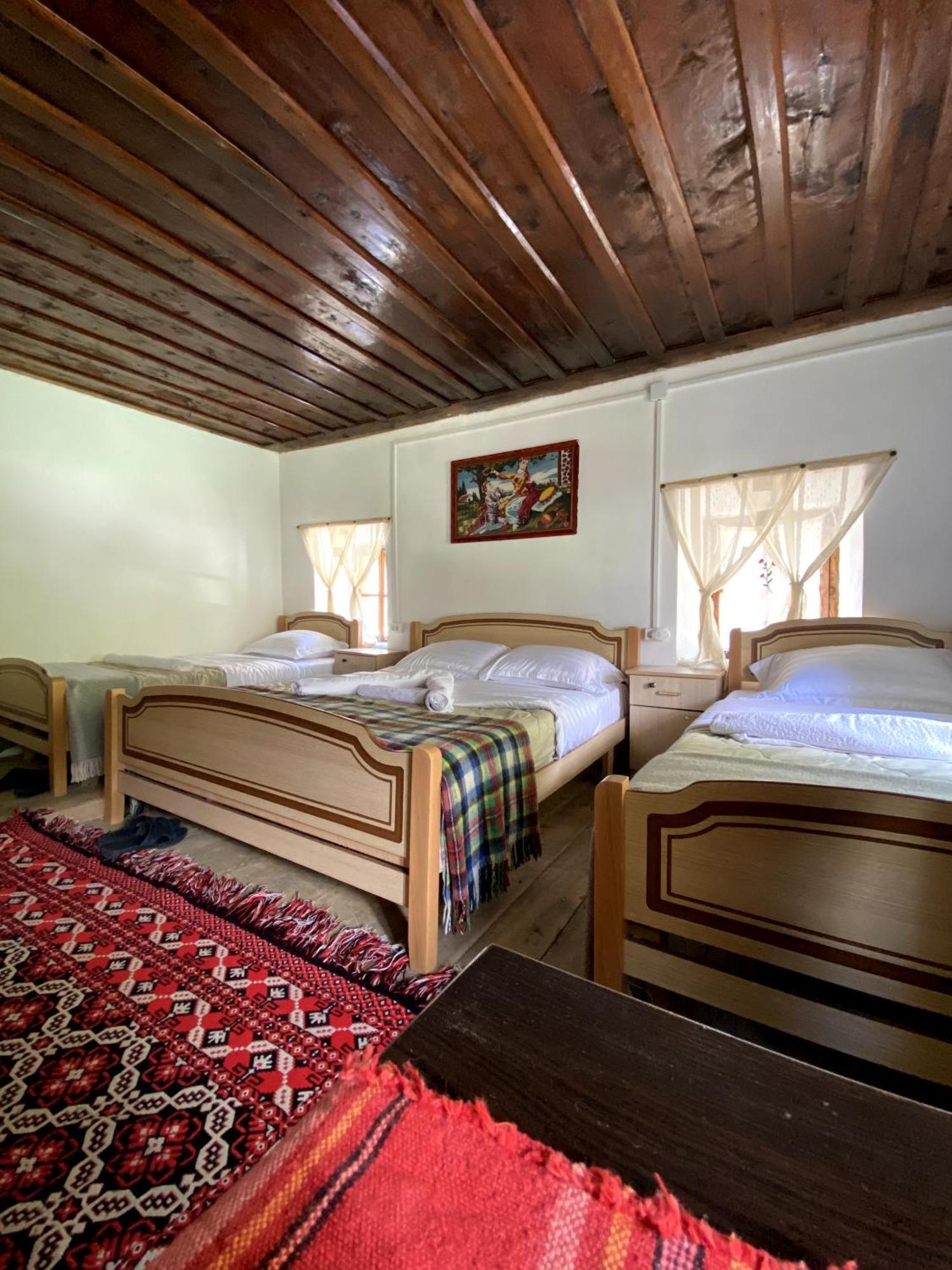 Guesthouse Kujtimi テス エクステリア 写真