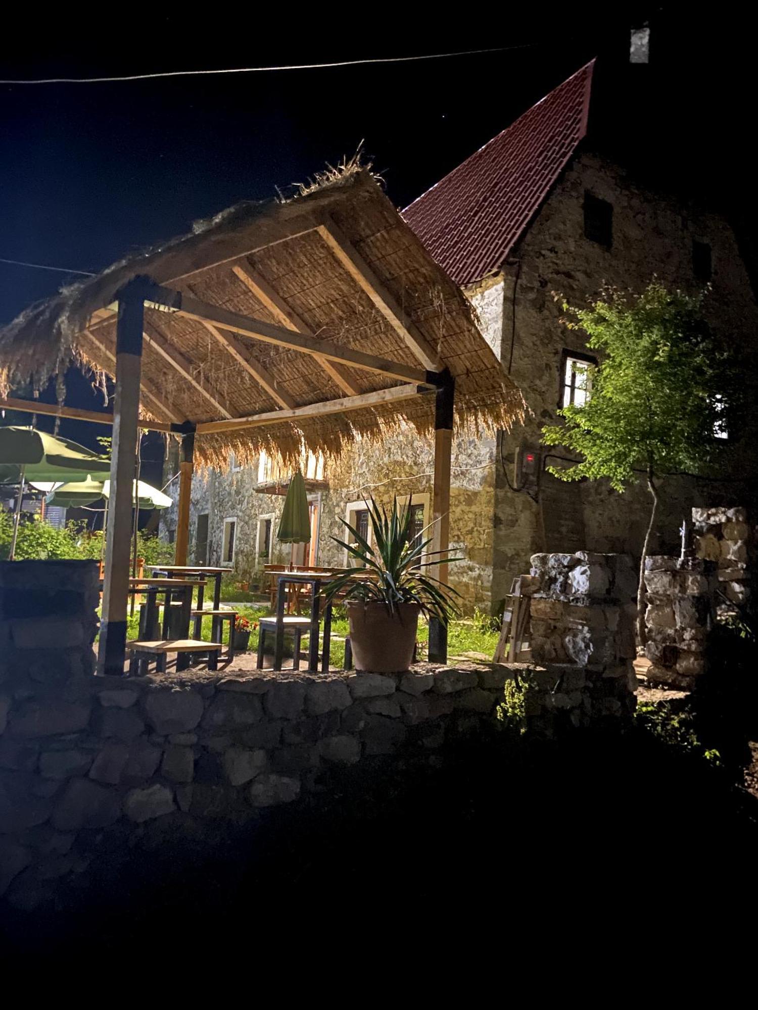 Guesthouse Kujtimi テス エクステリア 写真