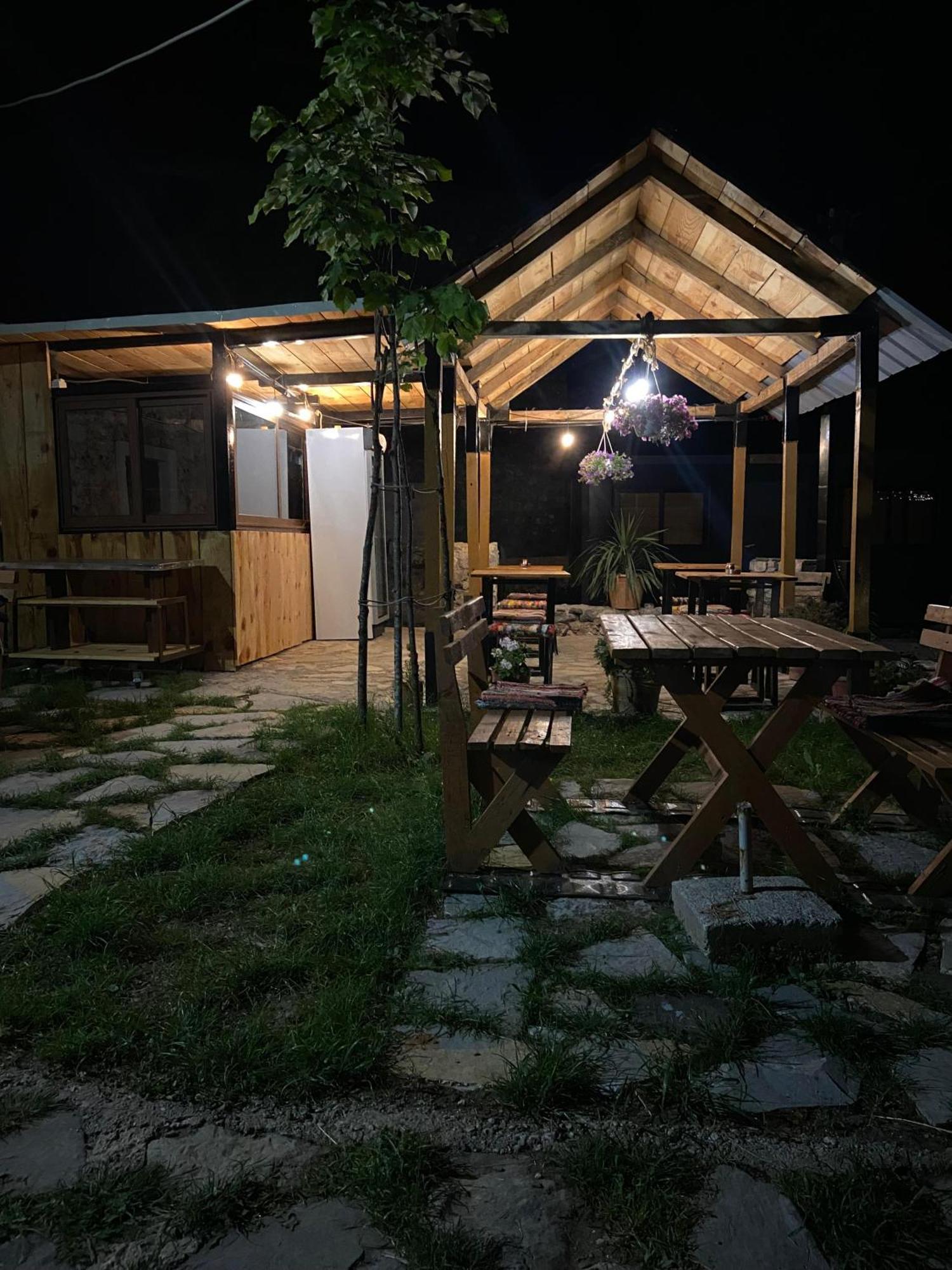Guesthouse Kujtimi テス エクステリア 写真