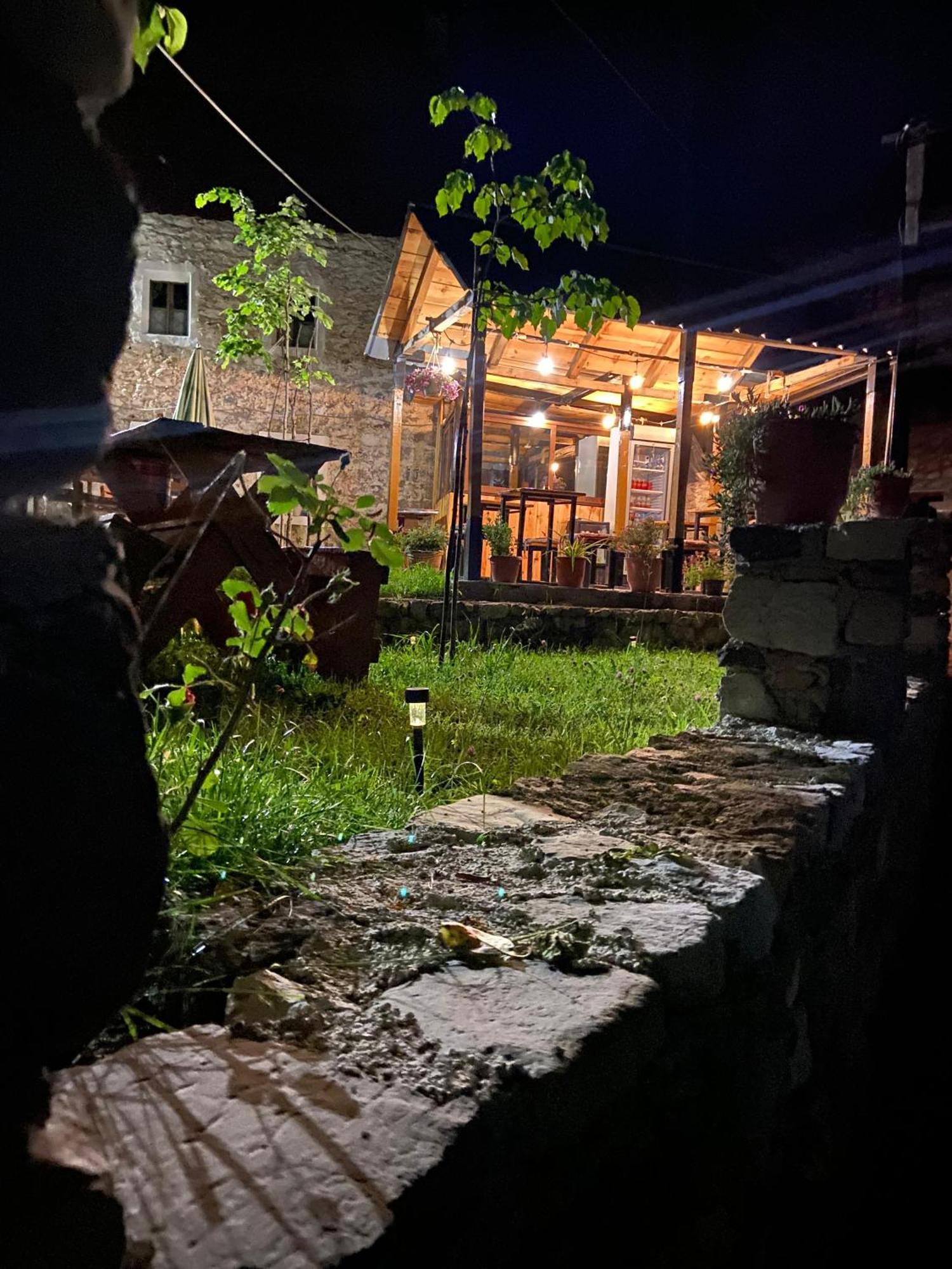 Guesthouse Kujtimi テス エクステリア 写真